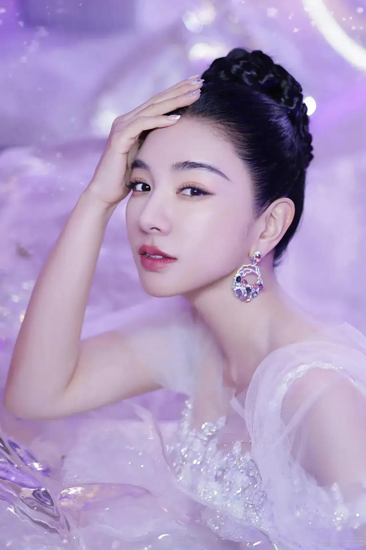 黄奕：换了个没有辨识度的头
李玉湖成李玉糊
可惜

实在不明白，她为何放弃那么美