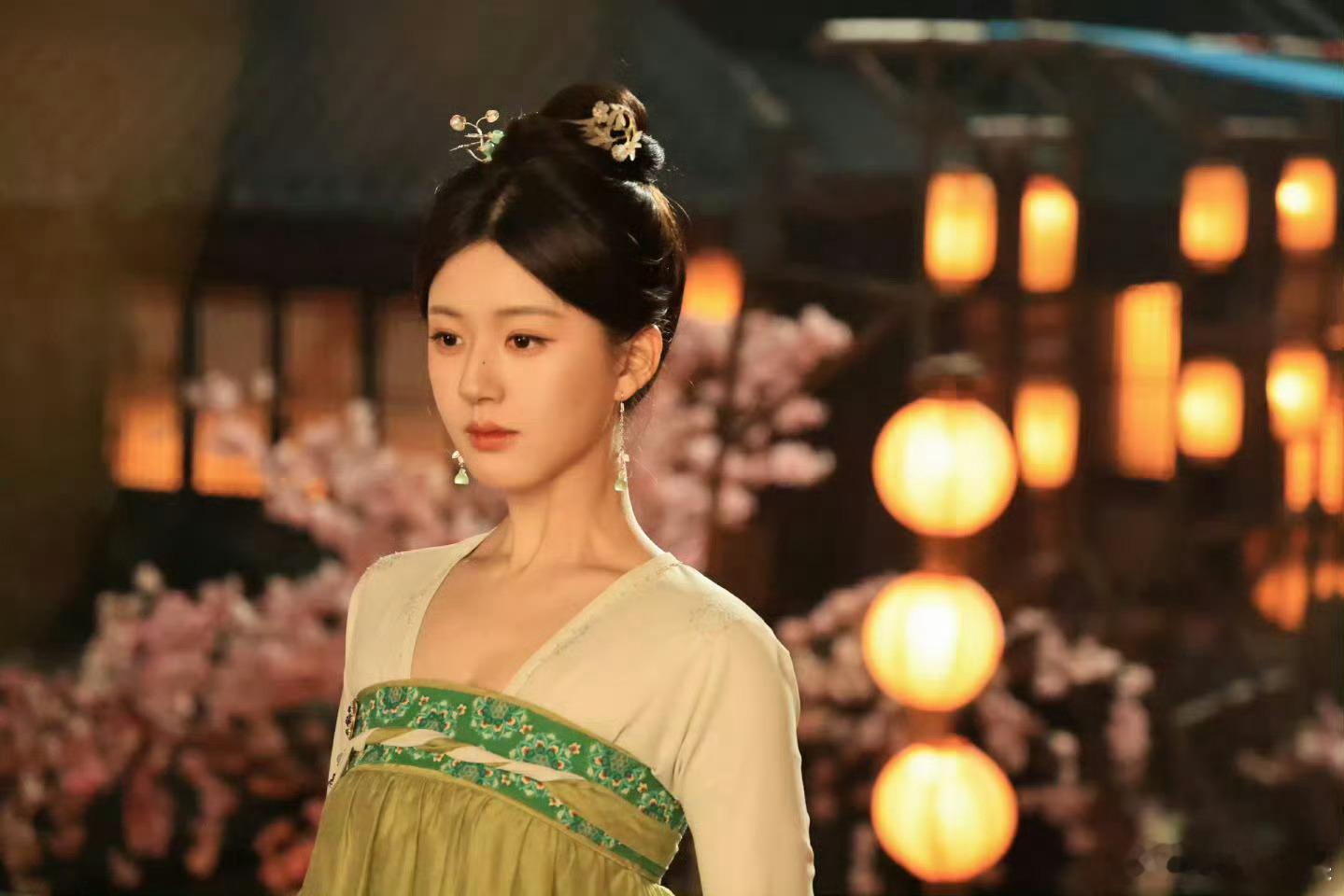 珠帘玉幕 收腰囚服 赵露思这部戏中的端午一角，她在里面的角色造型好美呀！发现她演