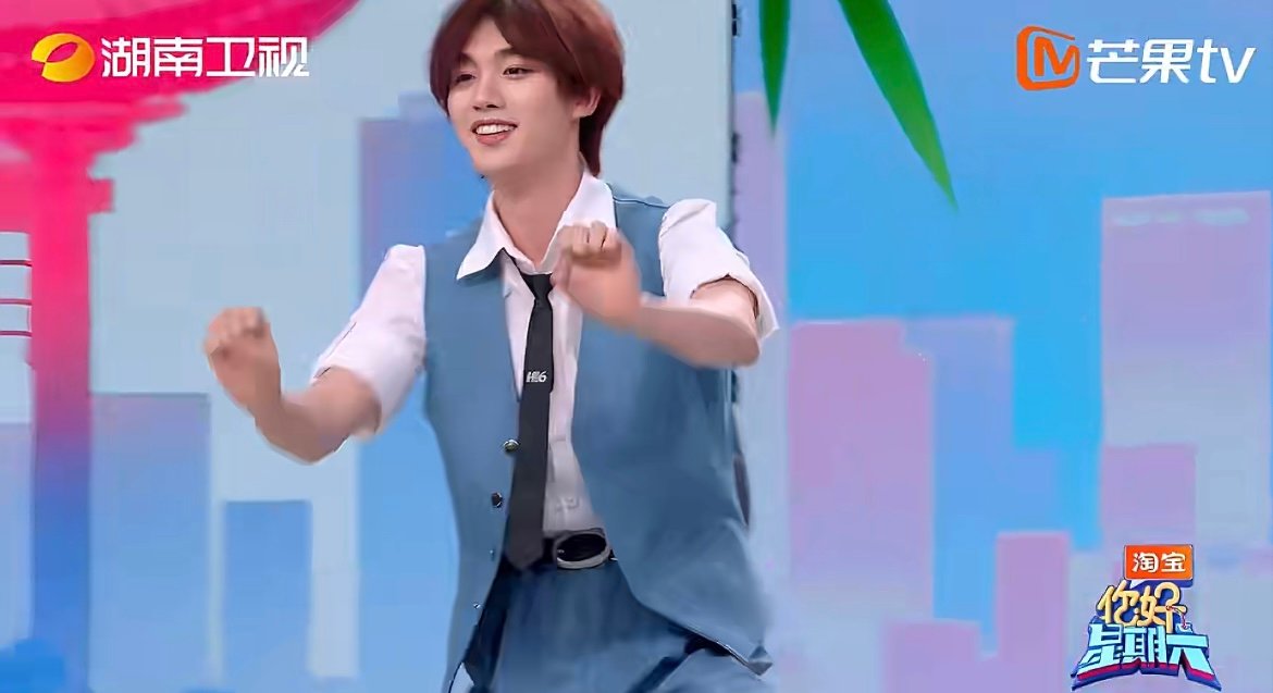 丁程鑫摩托摇跳得好有劲 丁程鑫跳摩托摇力度干脆又有弹性，和刘宇宁同框示范时气场直