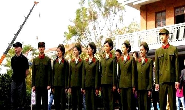 冯小刚拍《芳华》，灵感不是来自光荣榜。
那是他19岁时，一个“军容不整”的女兵。