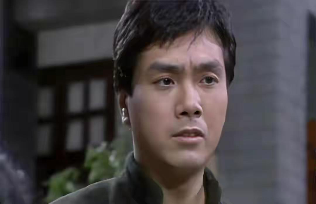 沉浸在古代的氛围中，感受历史的沉淀与魅力。有认识他的吗？香港男演员，白衣翩翩的贵