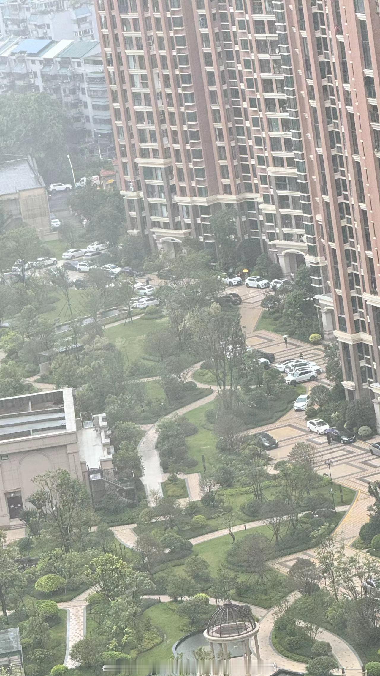 感觉明天八成一不要上班了……物业让我们把车都从地库开到路面上…现在停的乱七八糟明