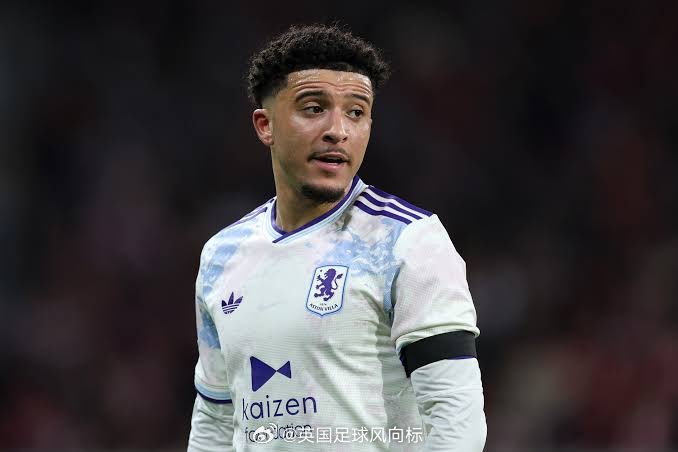 【桑乔受伤】多个消息源：阿斯顿维拉在西班牙与埃尔切踢热身赛，边锋桑乔意外摔倒，造