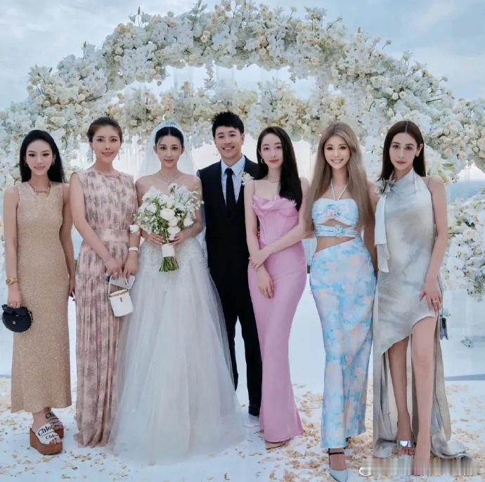 在潘玮柏和宣云的婚礼上，蒋梦婕因为穿了这一身而被批抢新娘风头 