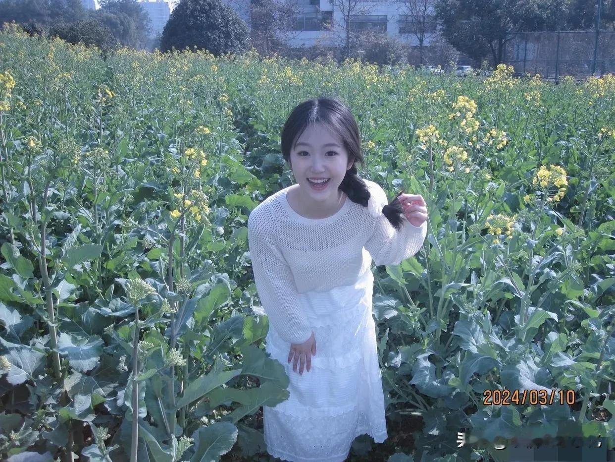 最美的风景，是花海里的微笑。