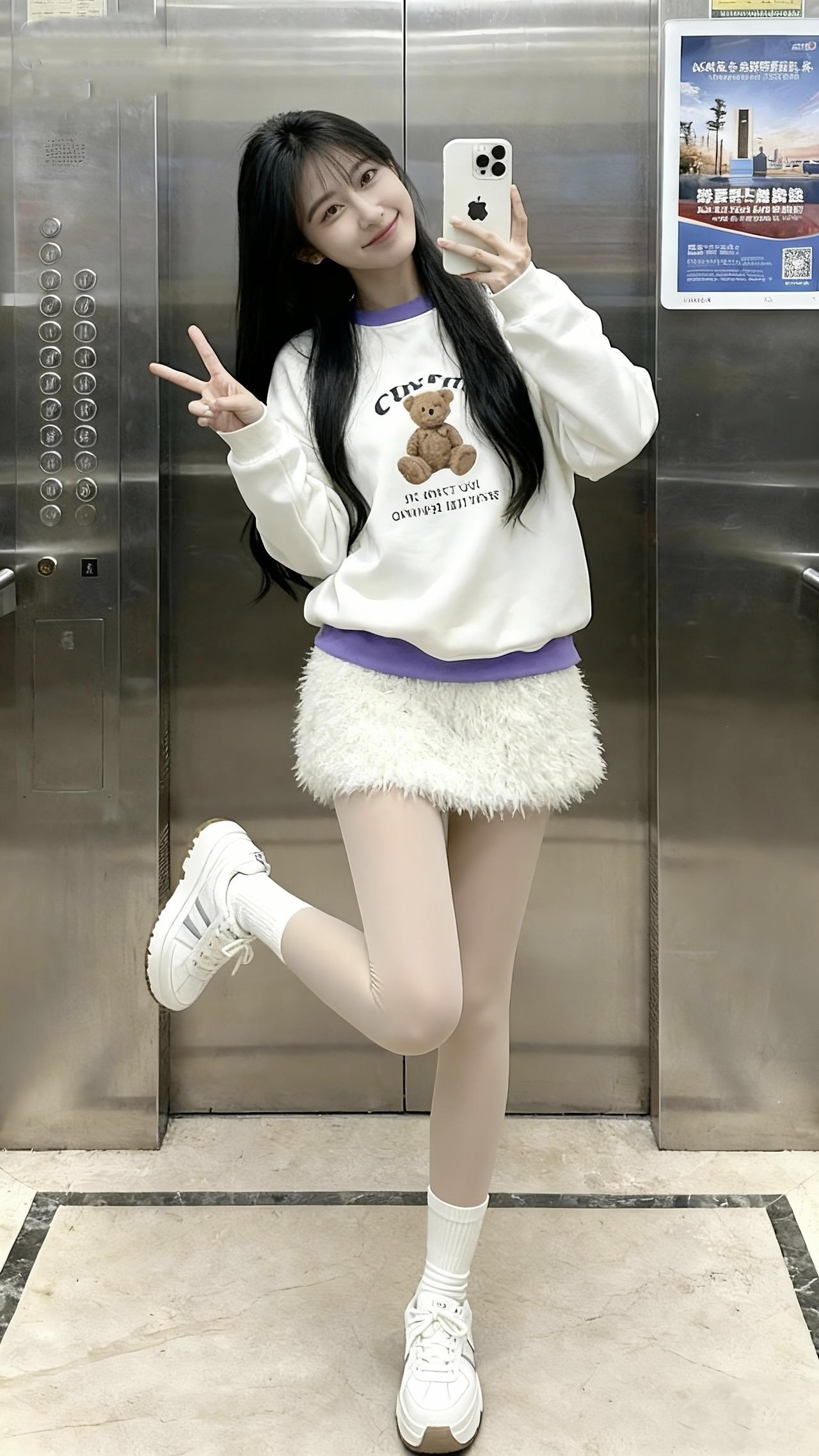 电梯里的青春活力。日常分享 光腿神器 小个子显高显瘦穿搭 青春的样子