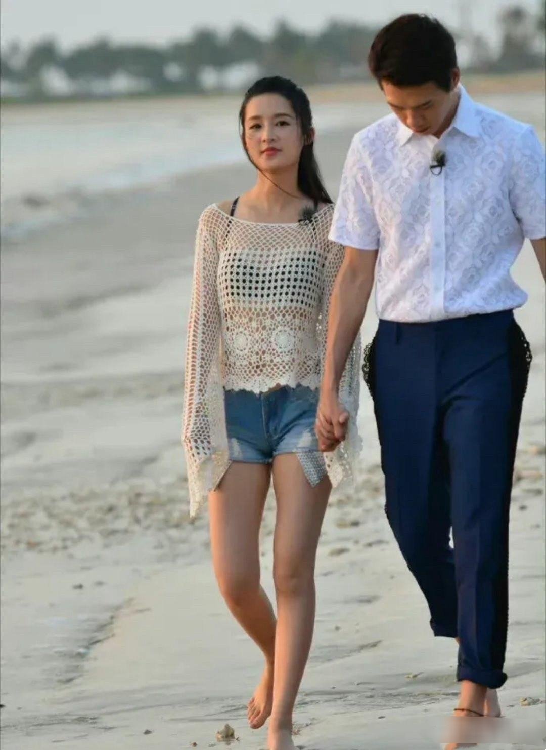 很少看到有男明星会在脚上系红绳，魏大勋是一个！ ​​​