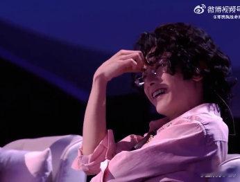 何老师长在华晨宇笑点上 华晨宇的笑点被何老师狠狠拿捏了！一句刘海梗直接引爆全场，