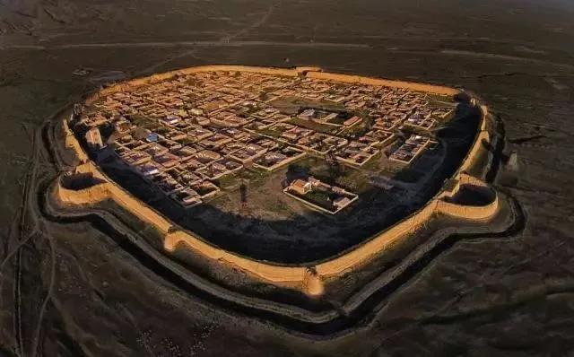 在甘肃景泰的戈壁上居然躺着一座平遥古城的戈壁版？确实，这座古城跟平遥古城神似，都