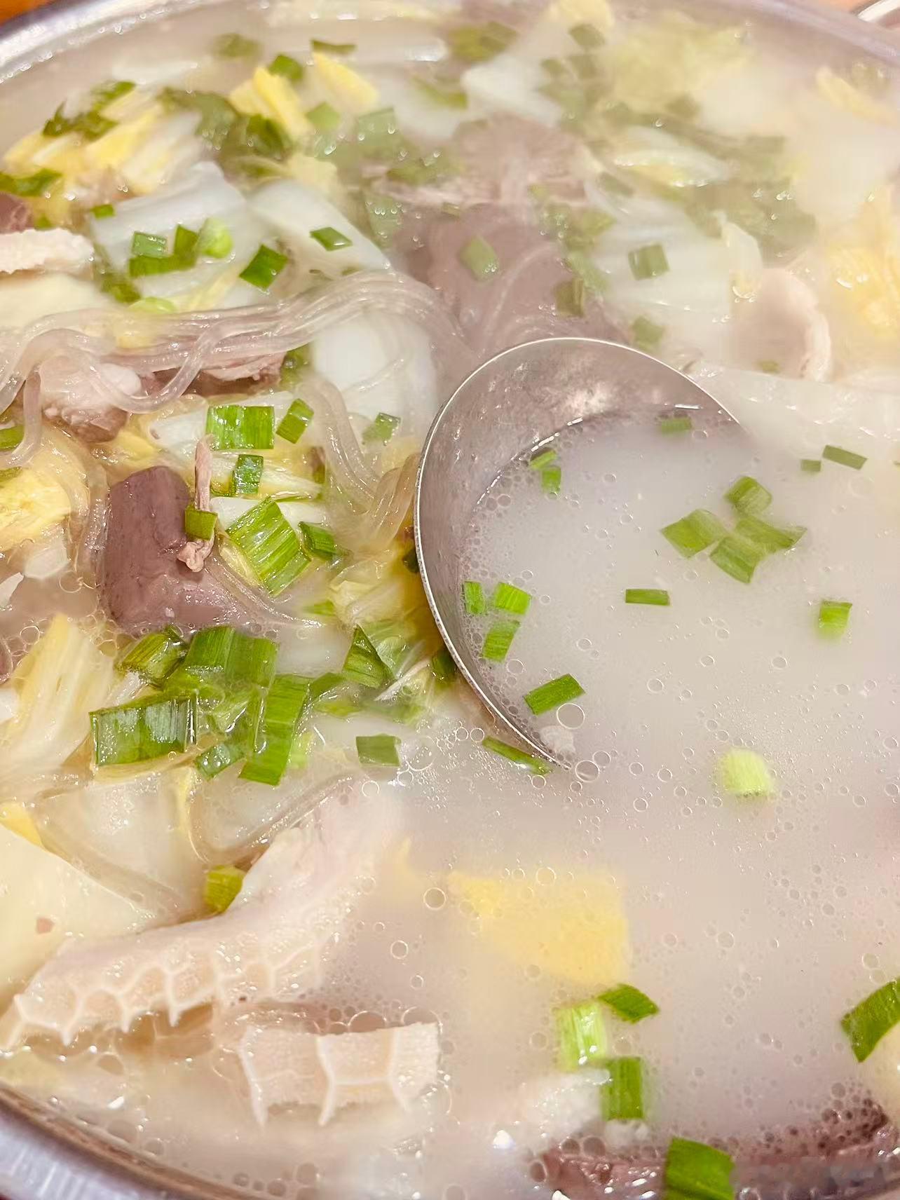 去吃羊肉汤，老板嘴很勤。“羊肉汤？加羊杂？加白菜？加线粉？好……加面啊？可以个，