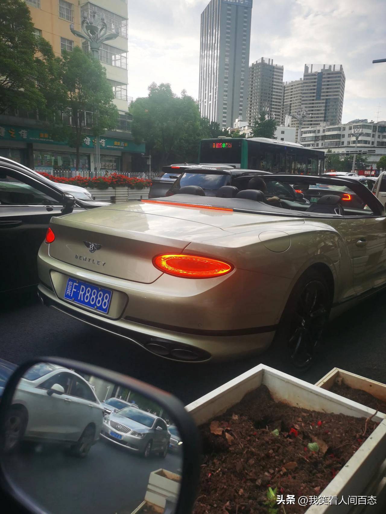 分享城市新鲜事昆明北京路这个交通啊，同样的一条路，还是电动更快一点。北京路风景 