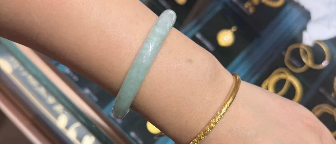  最近打算买一个金镯子，戴在左手，因为右手要做事会经常磕碰，所以左手比较合适，但