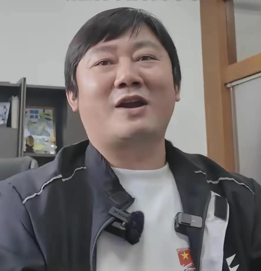 张雪机车火了之后，张雪反倒盼着热度赶紧降下来。他坦言，人一多，说话做事都放不开，