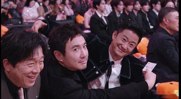 黄渤沈腾吴京 老人看报你们仨看起来还挺和谐，都是电影百亿俱乐部的一员，年纪是不是