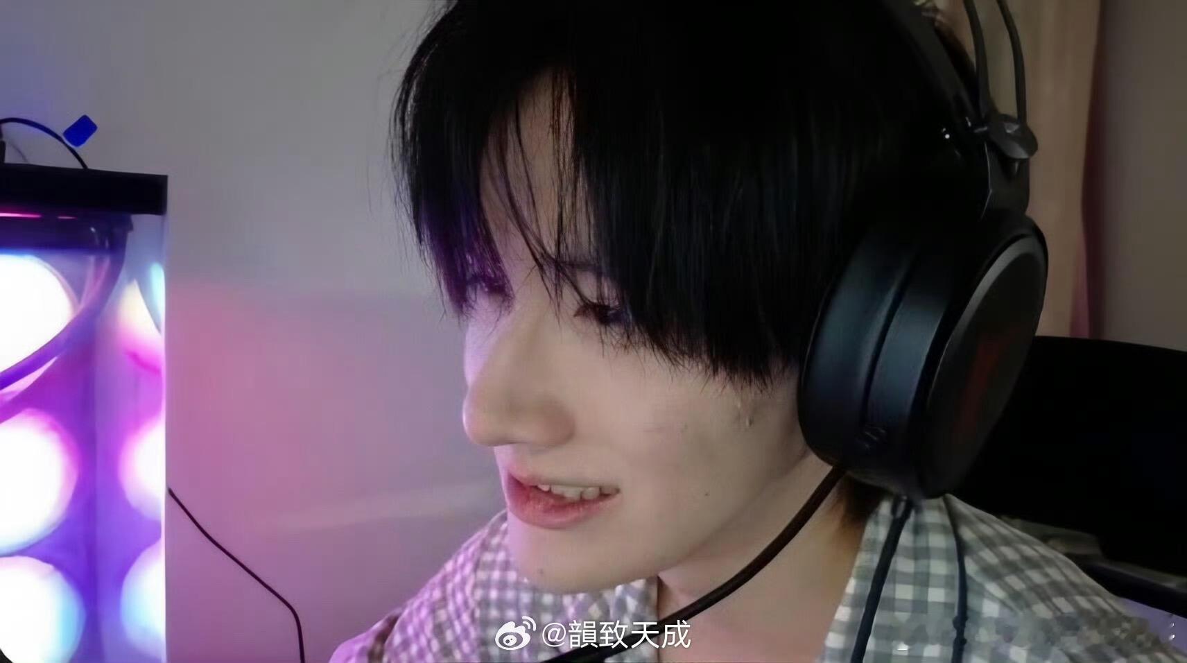 天选瓦学弟余宇涵 电竞文照进现实，说的就是余宇涵吧！颜值在线就算了，打瓦还这么有