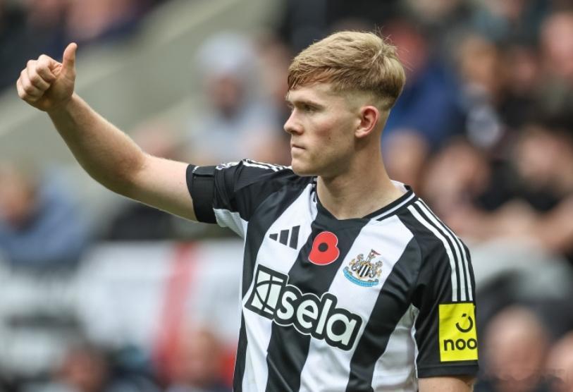 英格兰后卫霍尔去年夏天从切尔西加盟纽卡斯尔。在主帅埃迪·豪的麾下，他已成长为球队