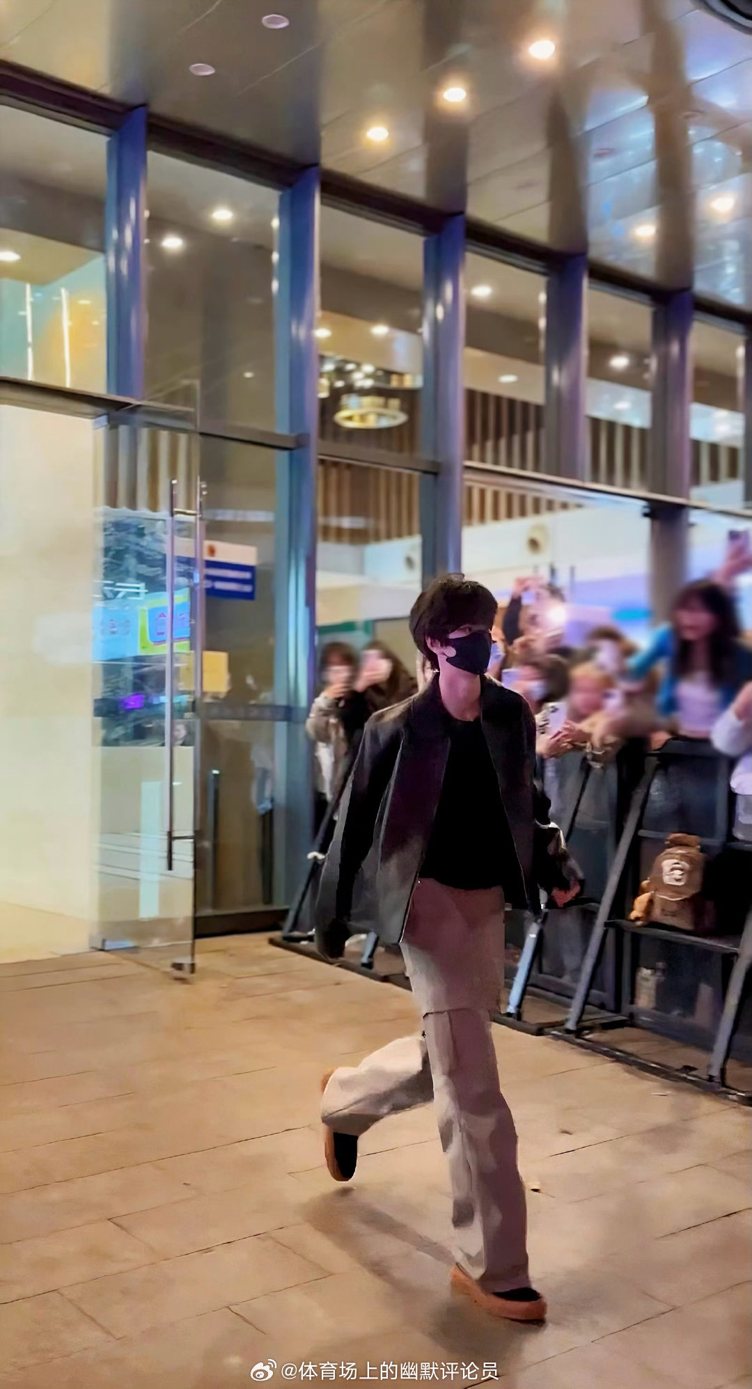 李煜东穿皮衣了 李煜东今天下班好帅啊！穿皮衣了走路带风男友感直接拉满李煜东穿皮衣