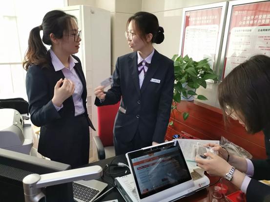 其实我最不理解的就是，现在明明很多人的工作，很明显还不如银行，为什么一直喷银行呢