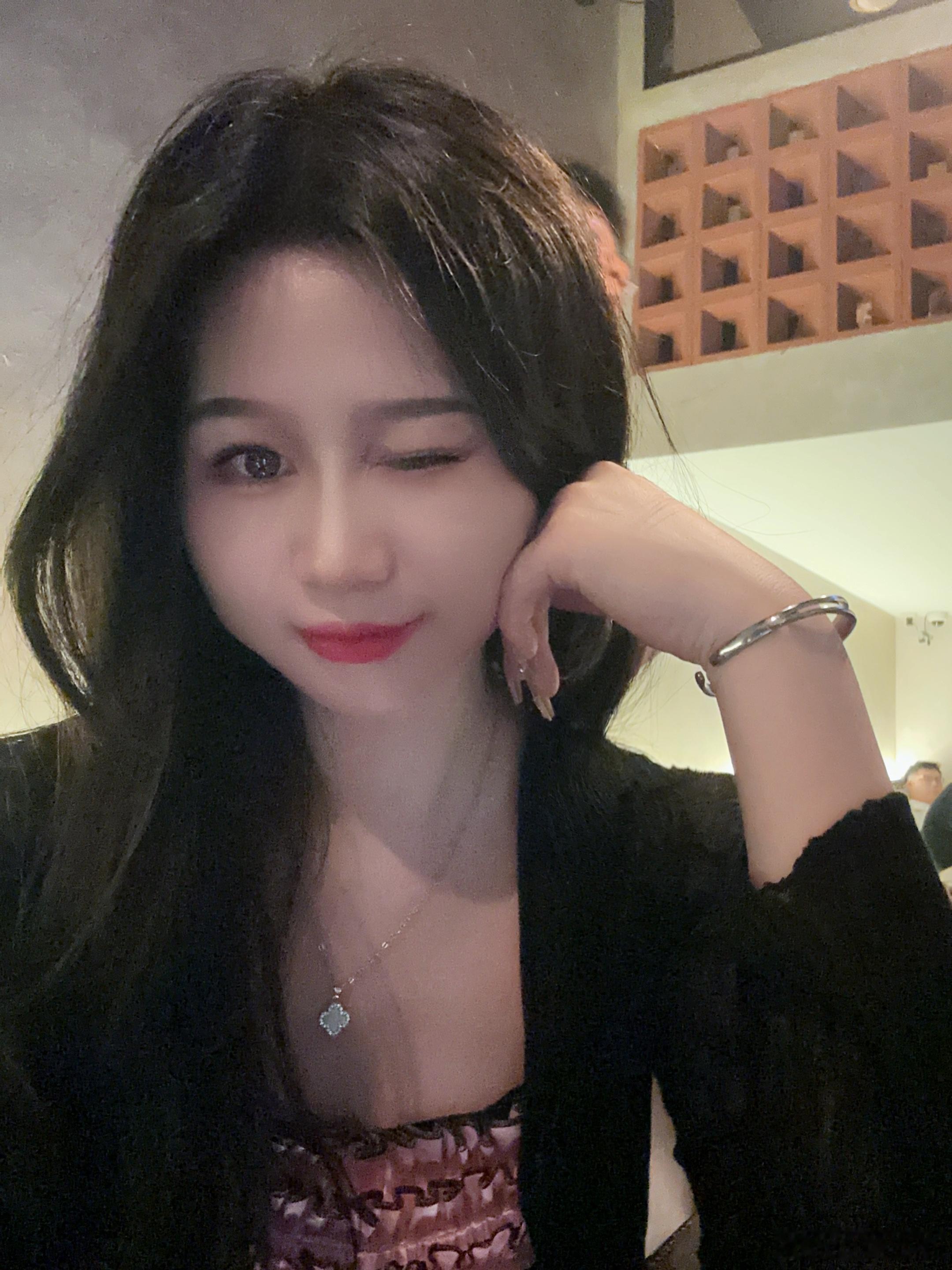 嚯个小酒🍸 ​​​