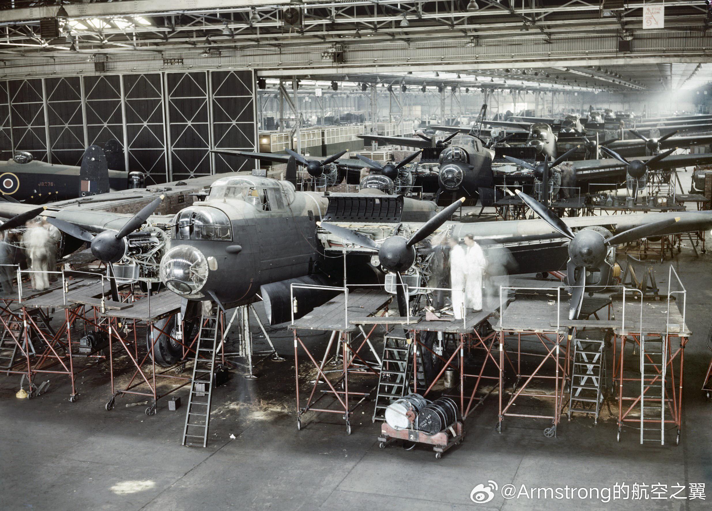 1943年，柴郡伍德福德的阿福罗工厂生产线上，即将完工的兰开斯特轰炸机 ​​​