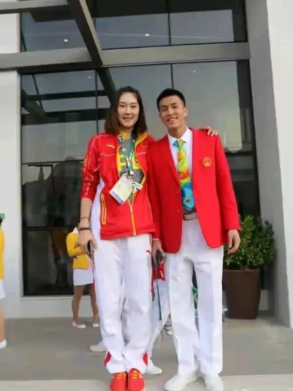 郭艾伦旁边女士是谁？应该也是一位知名的运动员吧，非常有气质