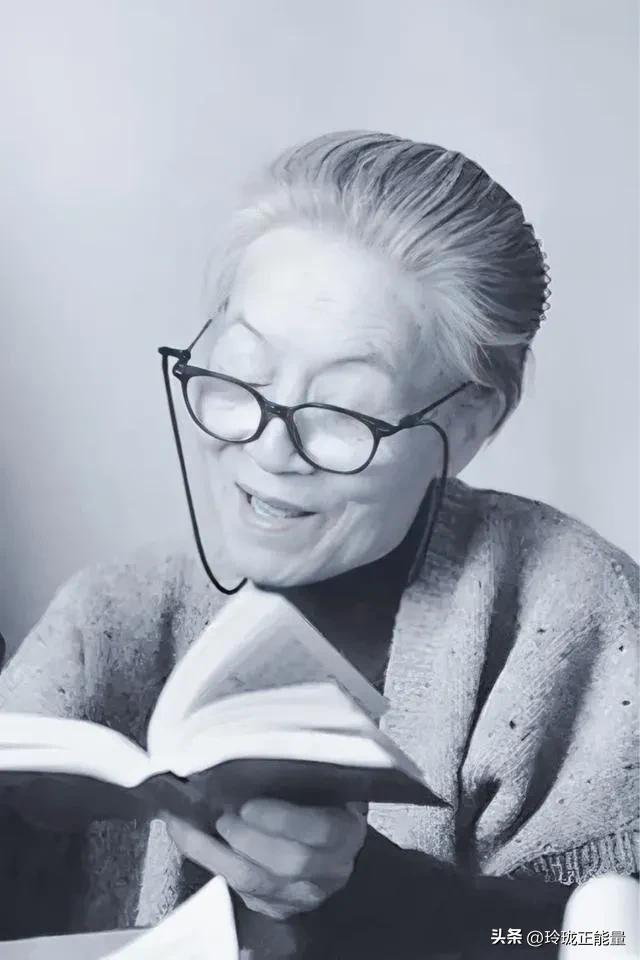 杨绛先生说：“上苍不会让所有幸福集中到某个人身上。得到爱情未必拥有金钱，拥有金钱