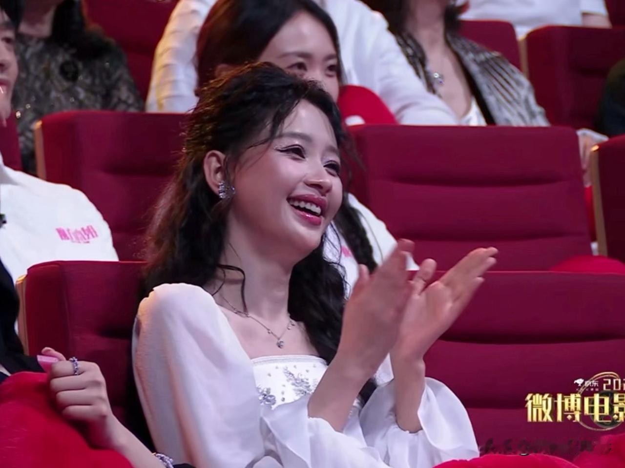 真被孙怡笑晕了，孙怡在微博电影之夜上演一秒变脸的名场面真的又真实又好笑。前一秒还
