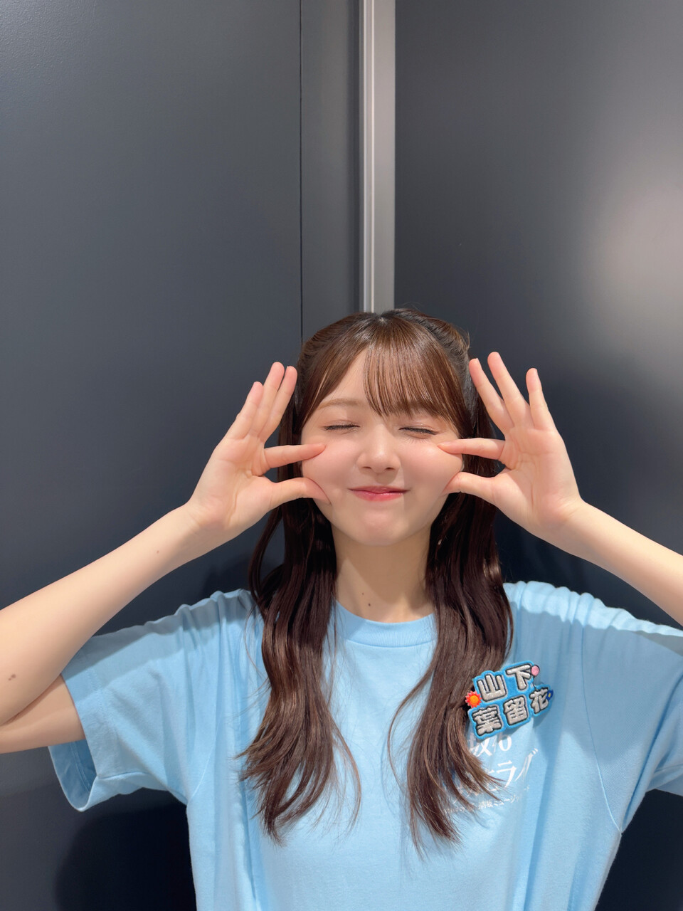 山下葉留花「Am I ready?の「キスをしようよ〜」で、よーこにほっぺにキス