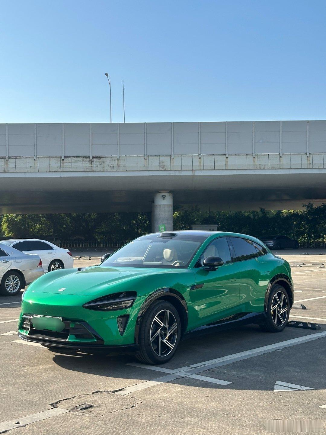 其实绿色还挺好看的 适合yu7的车身设计 但是对于二手车来说 这个颜色就是很差的