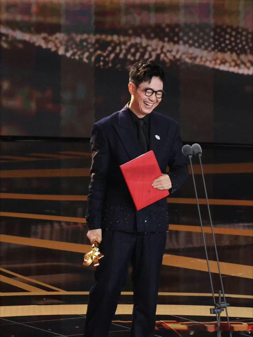 大鹏11年从新人导演成长为最佳导演大鹏获最受传媒关注导演编剧 最佳导演加最佳编剧