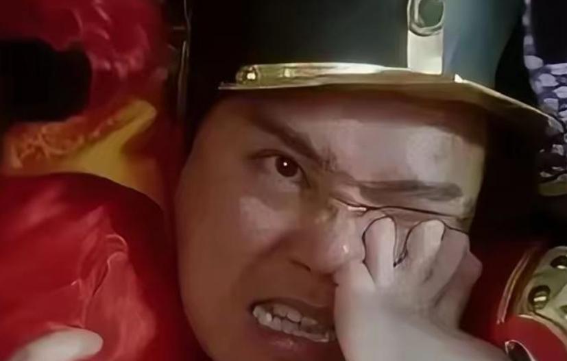 1992年，王晶拍摄《鹿鼎记》时，有一场脚趾头塞进鼻孔的戏，周星驰说：“除非是李