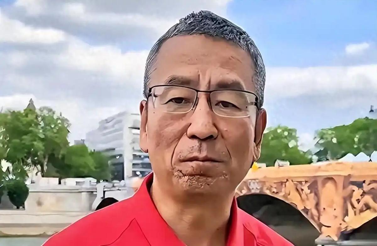 “央视一哥”白岩松：病痛折磨让他暴瘦50斤，连续四五个月，几乎每晚都睡不着觉，精