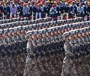 咱们老百姓心里都有杆秤，从来不会被糊弄。想当年，总有人在伟人离开后，觉得否定前三