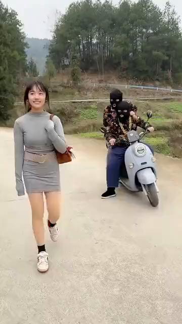 打他。