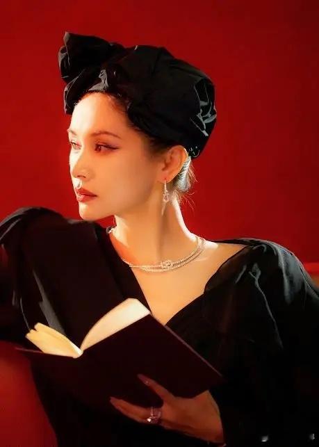 王子文儿子都这么大了王子文带着儿子逛商场被偶遇，已经12岁的儿子身高几乎和妈妈王