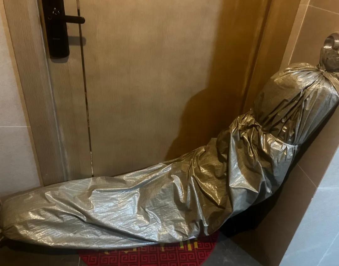 下班回家被邻居家门口放的东西吓了一跳！就这样直愣愣的躺在那里，后来才知道，原来是