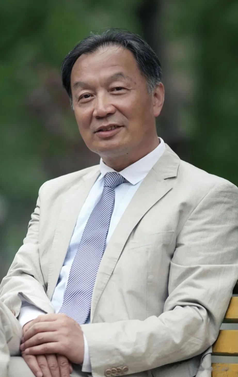 温铁军说:有些城市的基建，浪费现象太严重了，就说马路牙子，地砖好好的，上半年铺水