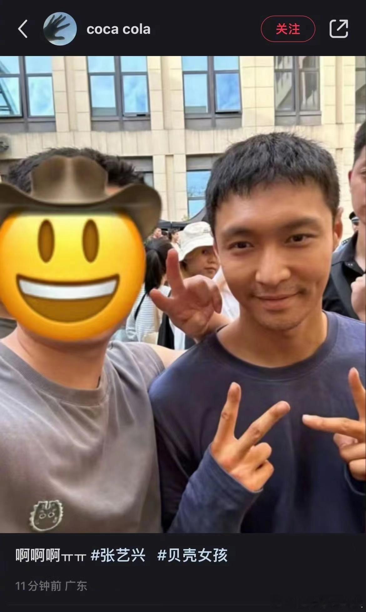 #张艺兴和粉丝合影##张艺兴与粉丝合影#张艺兴在电影《不说话的爱》剧组和粉丝合影