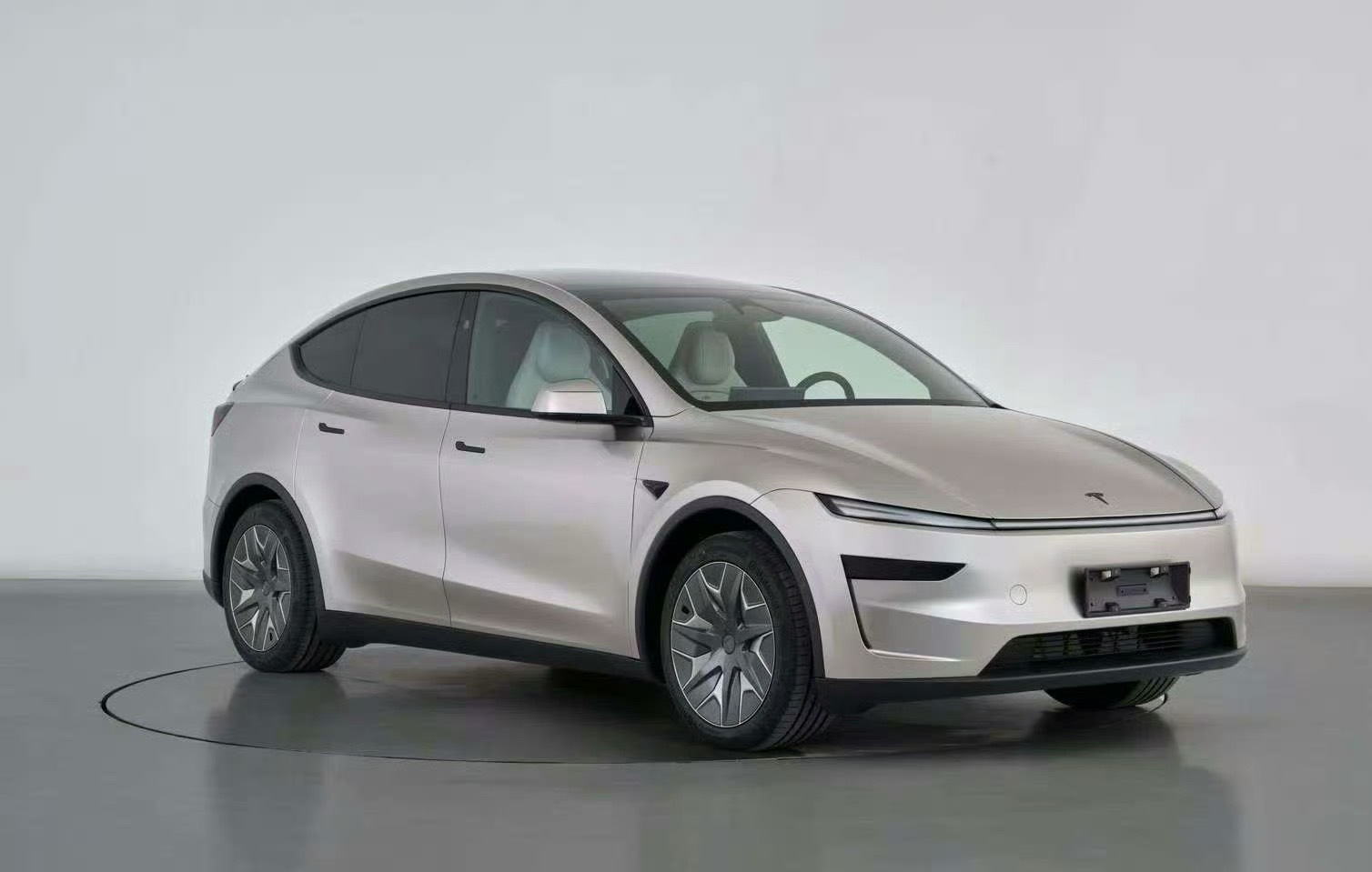 6座，4驱……Model Y L，4.97米的车长，而轴距也超过3米！大家觉得有