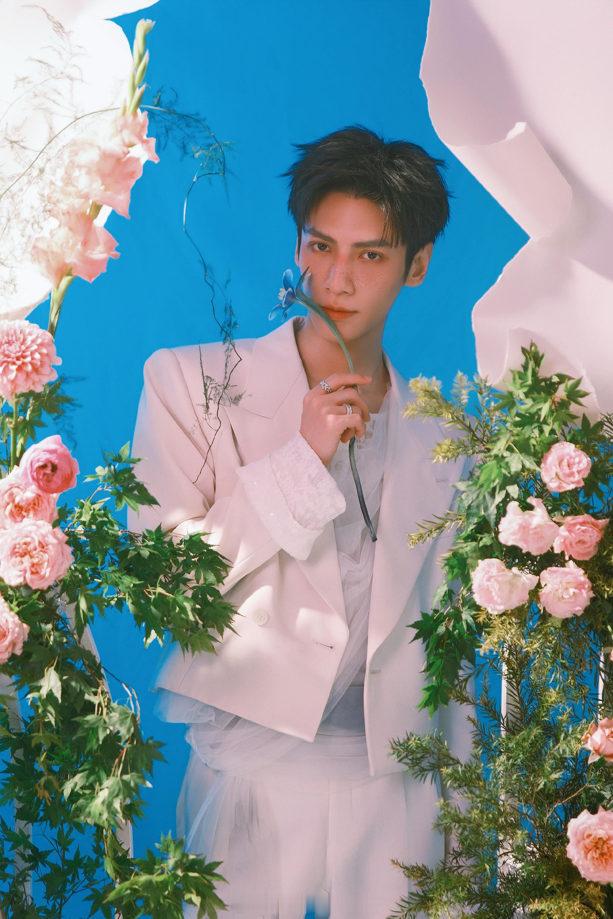 罗云熙今晚第二组出图大片！是油画梦幻般的王子！太眼前一亮啦💐 ​​​