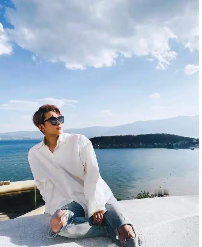 这么阳光帅气的小伙子，真的太可惜了，好好的安稳生活，一觉醒来彻底天塌了。
33岁