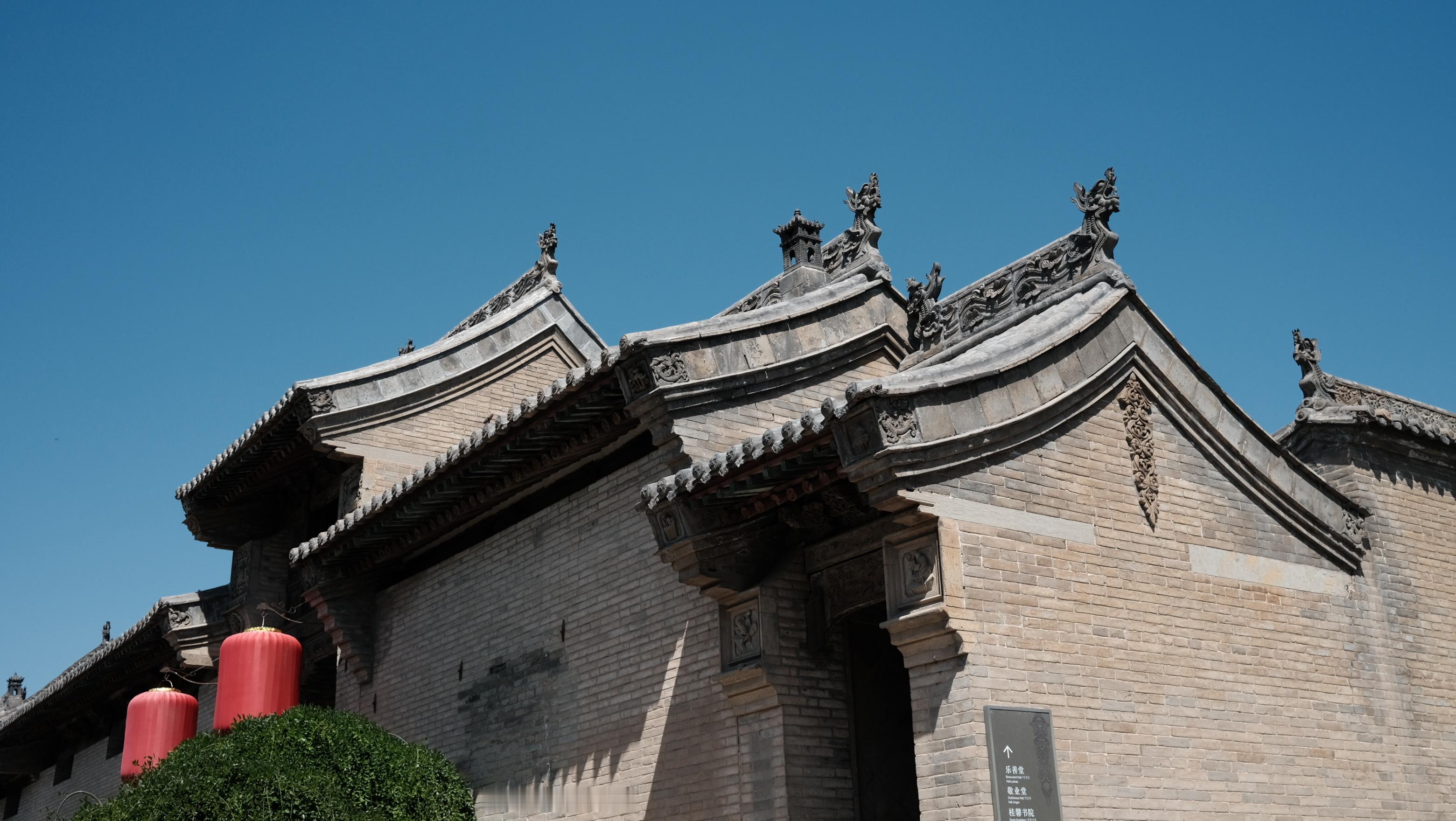 王家大院 让本独生女开了眼界。在前现代社会，人首先属于一个家族，而不是一个国家，