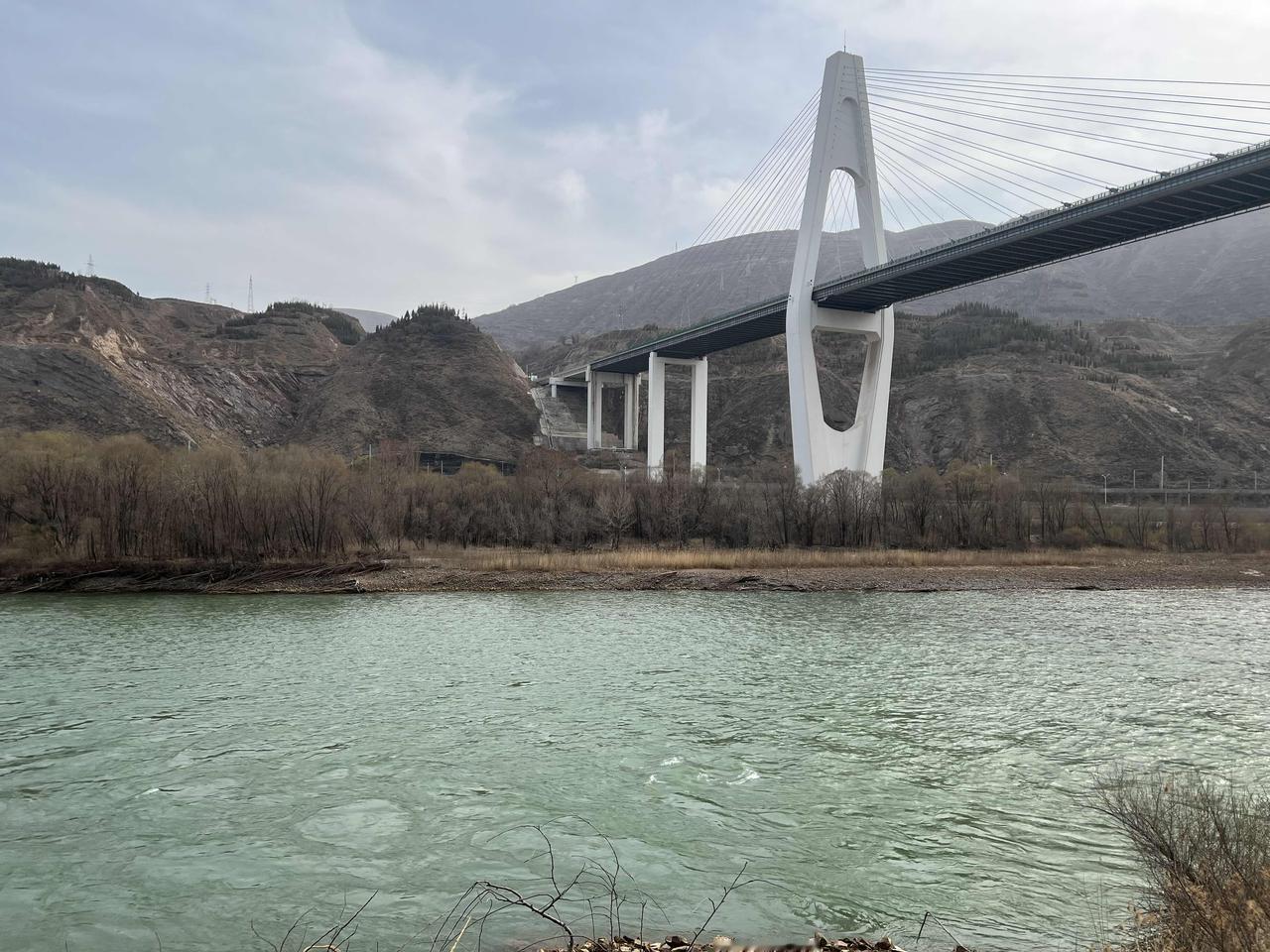 一句话记录春日心情春天虽然来了，可是兰州的春天满眼都是光秃秃的，但是黄河的水确实