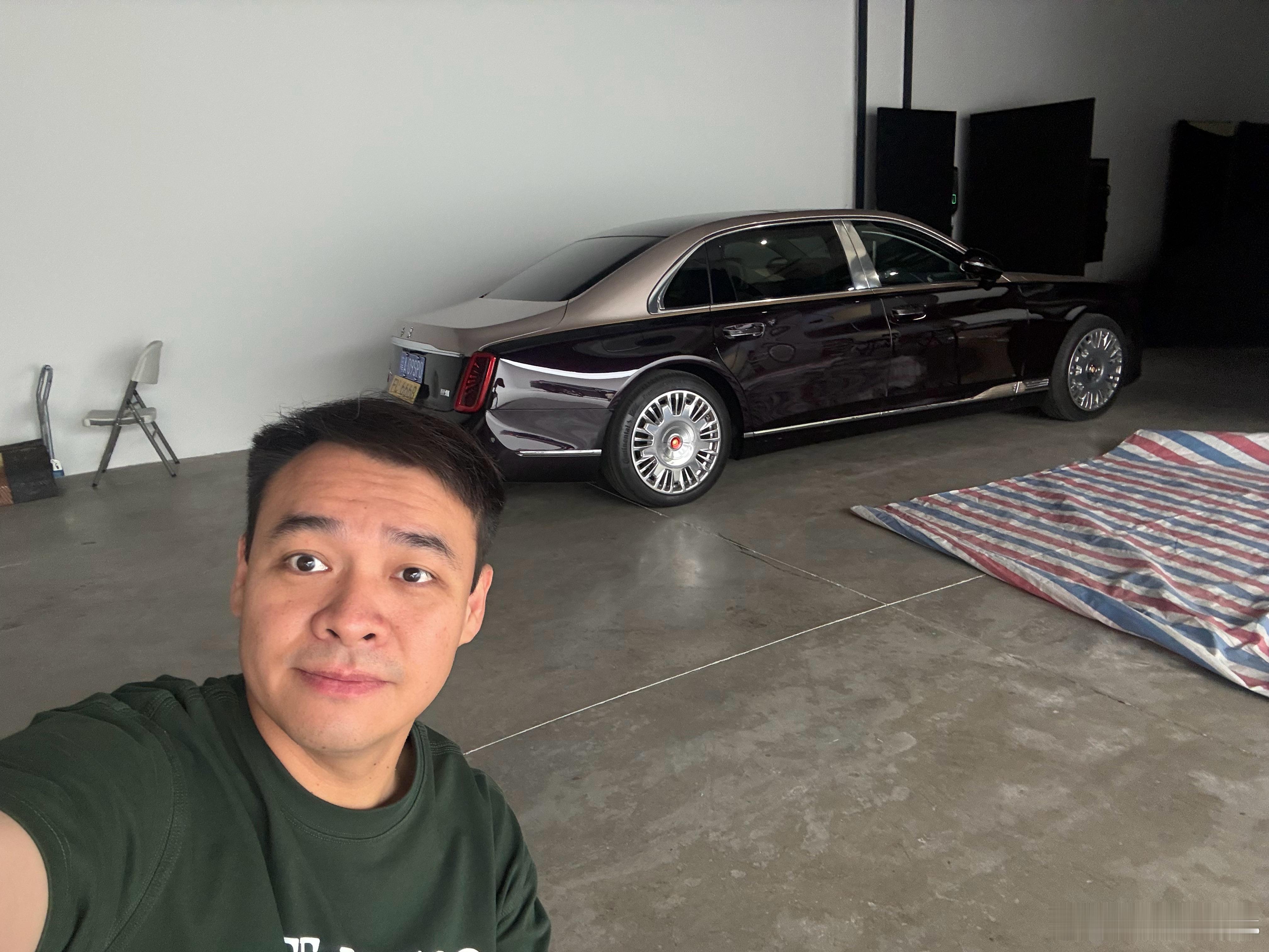 开工！正面的车保密拍不了，那就先拍拍后面的国雅，尊贵！ 