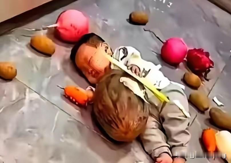东莞这件事看得人心里发酸。一位母亲外出打牌，把年仅三岁的孩子反锁家中整整一个下午
