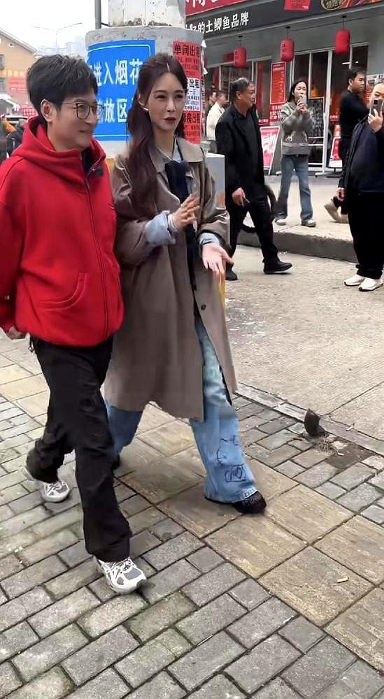 很多人还没意识到，现在的李维嘉，已经活成了长沙街头最普通的中年男人。
 
长沙李