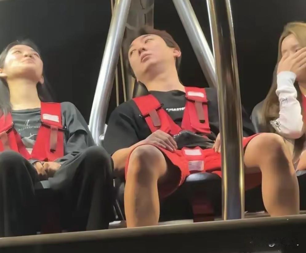 这是去年王思聪在新加坡过年的时候，和两个美女的合影。他明显身材发福，一脸疲惫。左