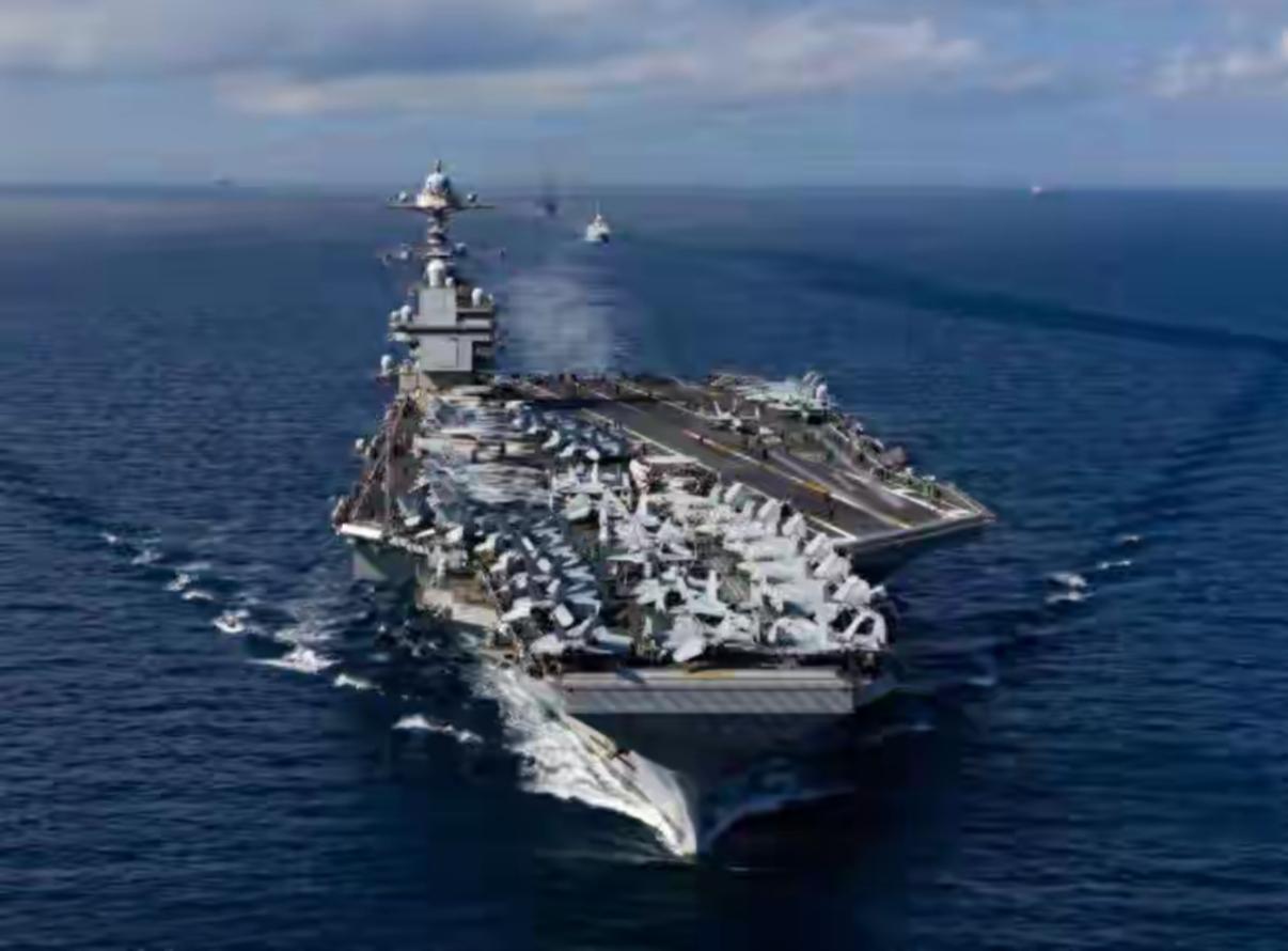 伊朗的导弹没打着，自己先起火。美国最先进的航空母舰“福特号”竟然在海面上烧了30