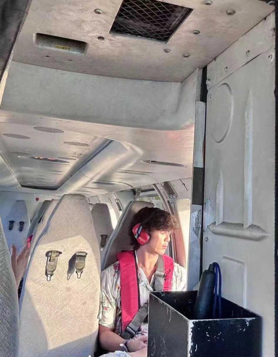 …微阖双目如同混血般优雅的男子但也可以是被姐拉着拍照乖顺的弟… ​​​