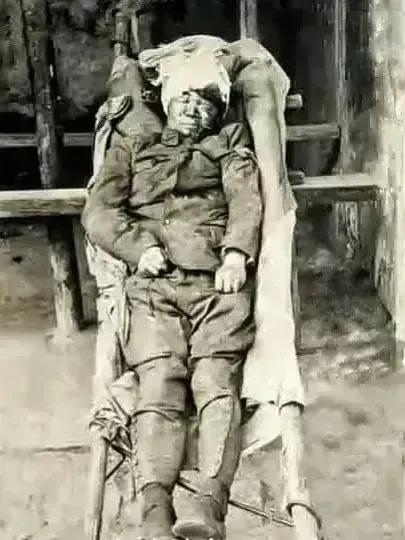 1938年，台儿庄战役中，随军记者拍下了一位将军的遗容！照片中，已经牺牲的将军满